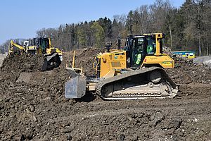 Einbau von grossen Materialmengen mit zwei Bulldozern