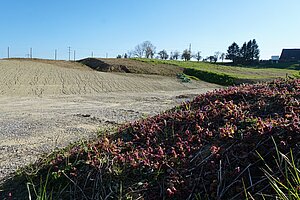 Zwischenlager für Ober- und Unterboden auf dem Sichtschutz